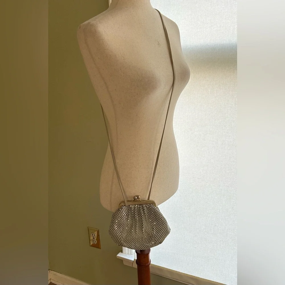 Vintage Whiting & Davis ivory metal crossbody bag. Kiss lock, leather trim. Nice - Picture 4 of 16